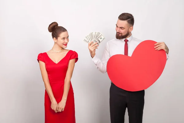 실업가 마음으로 달러를 들고와 발렌타인 개념에 — 스톡 사진