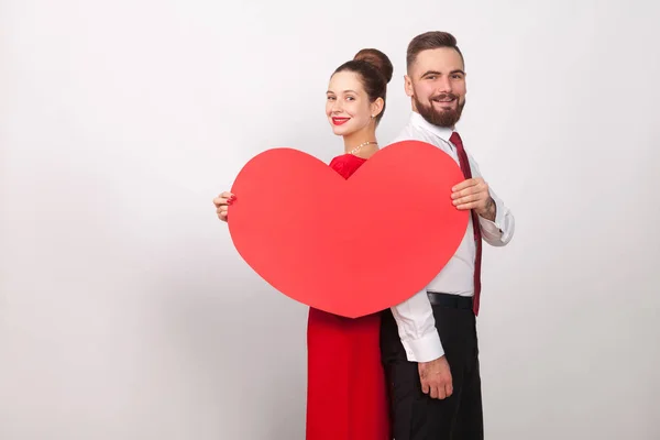 Glückspaar Steht Rücken Rücken Und Hält Herz Auf Grauem Hintergrund — Stockfoto