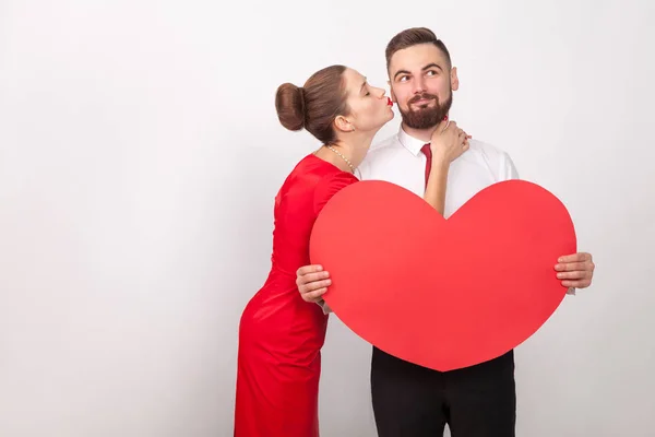 Perfekte Frau Küsst Träumenden Mann Auf Die Wange Auf Grauem — Stockfoto