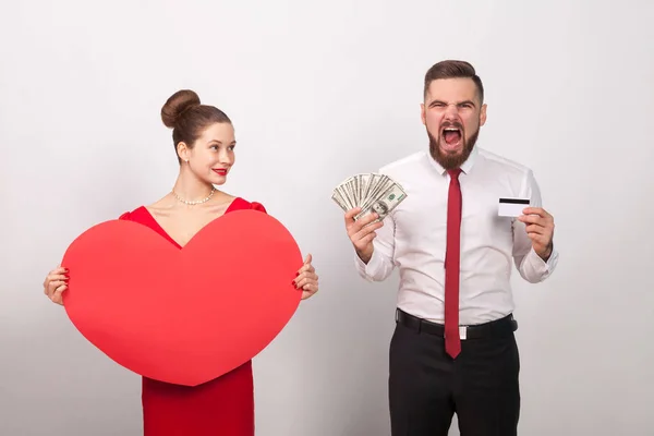 Casal Segurando Mãos Dinheiro Grande Coração Vermelho Fundo Cinza Conceito — Fotografia de Stock