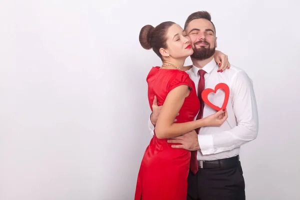 Joven Pareja Abrazando Con Los Ojos Cerrados Sobre Fondo Gris — Foto de Stock