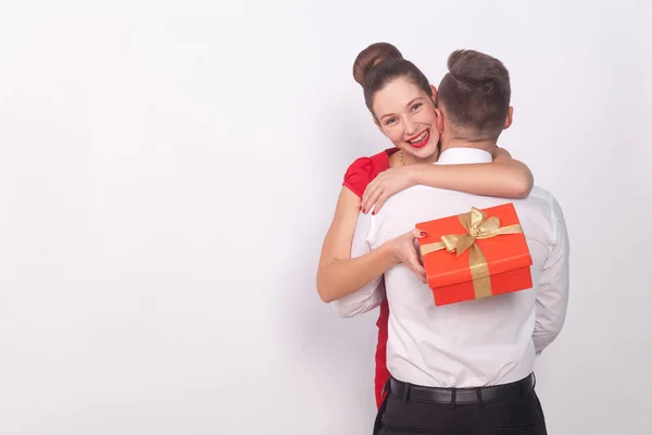 Šťastná Žena Drží Krabičky Objímá Muž Šedém Pozadí Pojem Valentýn — Stock fotografie