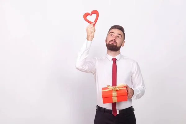 Ung Man Hålla Presentbox Och Dekorativa Hjärtat Medan Drömmer Kärlek — Stockfoto