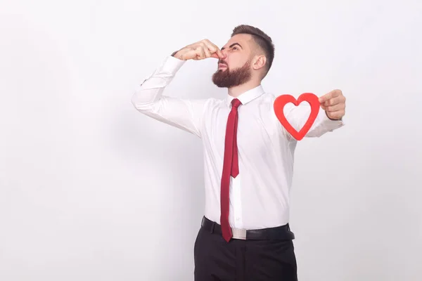 Hombre Negocios Sosteniendo Corazón Decorativo Mostrando Mal Olor Signo Sobre — Foto de Stock