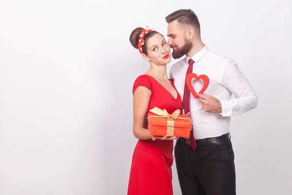 Pareja Romántica Abrazándose Mientras Sostiene Caja Regalo Corazón Decorativo Sobre — Foto de Stock