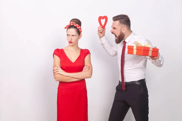 Mujer Ignorando Hombre Negocios Enojado Con Regalo Corazón Las Manos — Foto de Stock