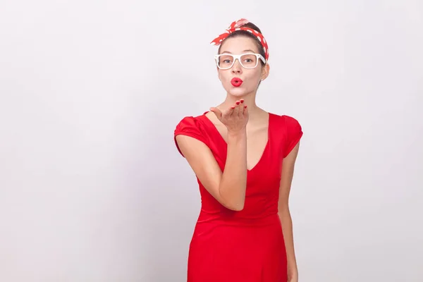 Sevimli Güzel Kadın Kırmızı Elbiseli Gri Arka Plan Üzerinde Hava — Stok fotoğraf