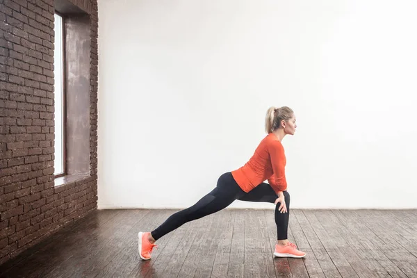 Vuxen Kvinna Sportkläder Öva Stretching Och Huk Vikt Förlust Koncept — Stockfoto