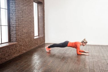 kadının çatı iç odası, tahtası poz yapması yan görünüm  