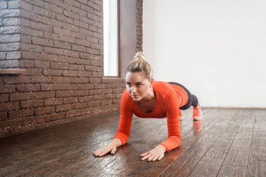 kadının çatı iç odası, tahtası poz yapması Close-Up 