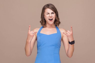 deli işkadını gösteren Rock'n roll oturum açık kahverengi renkli