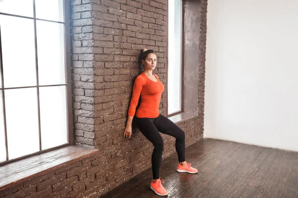 Activité Femme Regardant Caméra Faisant Exercice Équilibrage Près Mur — Photo