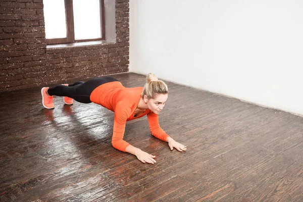 Spoprty Mujer Haciendo Tablón Pose Loft Habitación Interior — Foto de Stock