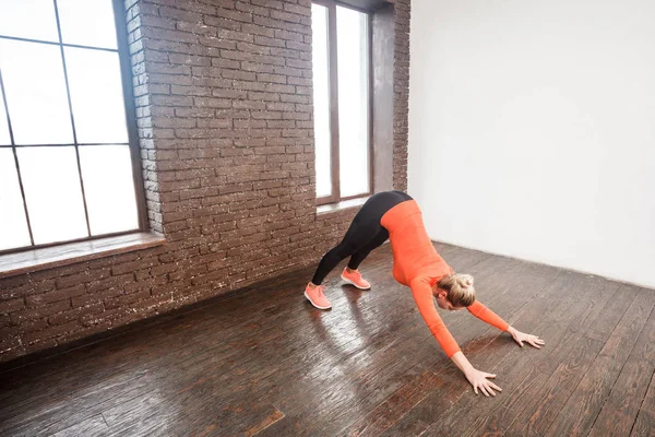 Donna Bionda Facendo Asana Vicino Muro Mattoni Concetto Yoga — Foto Stock