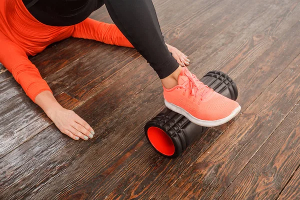 köpük silindir, spor kavramı üzerinde ayak koyarak kadın Close-Up 