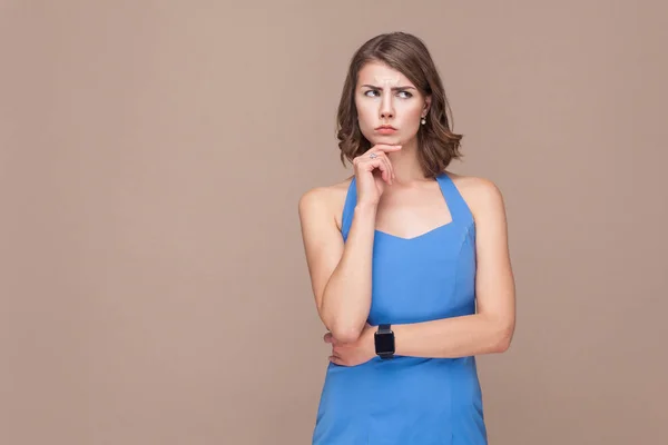 Işkadını Mavi Elbise Ararken Düşünme Çözüm Kavramı — Stok fotoğraf