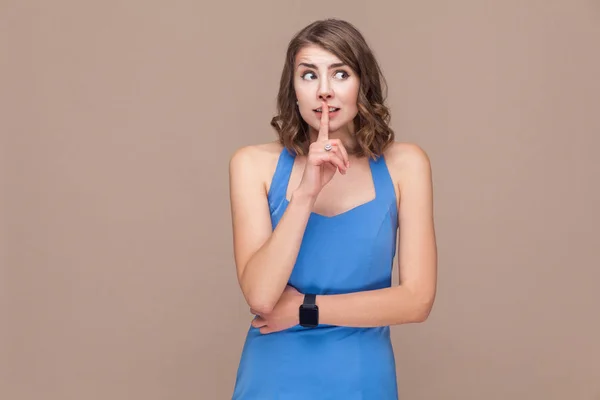 Woman Looking Camera Showing Hush Sign — Stock Photo, Image