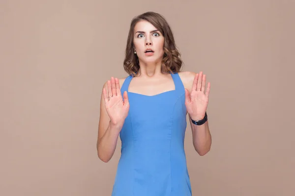 Femme Bien Habillée Avec Les Mains Levées Regardant Caméra Avec — Photo
