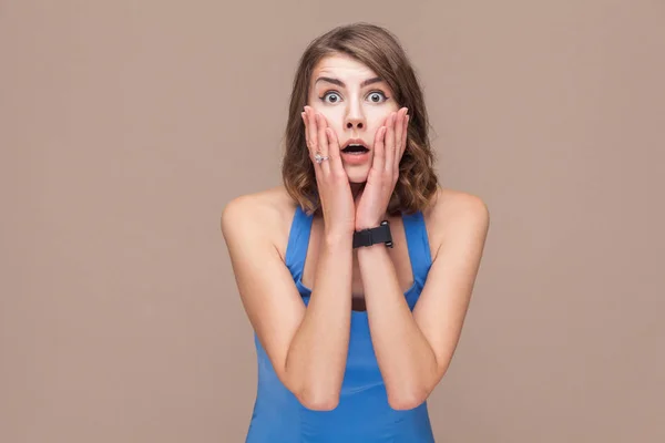 Shocked Woman Opened Mouth Looking Camera Light Brown Background Good — Stock Photo, Image