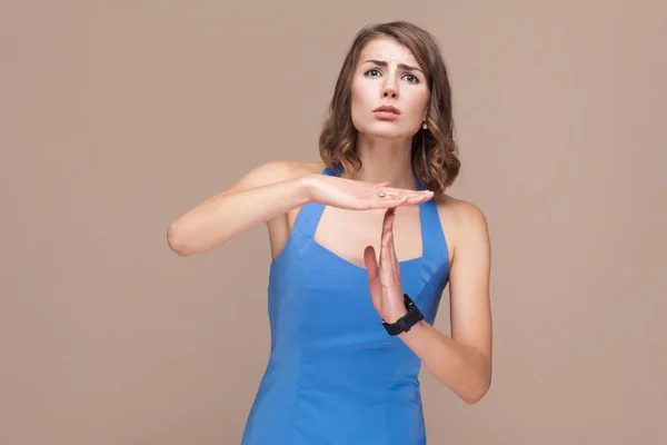一時停止ジェスチャーを示す青いドレスの女性を必要と時間をコンセプト — ストック写真
