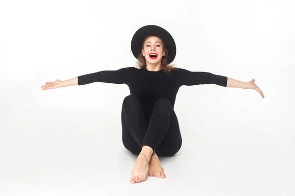 Счастливая Женщина Шляпе Черном Сидящая Полу Изоляции Белом Фоне — стоковое фото