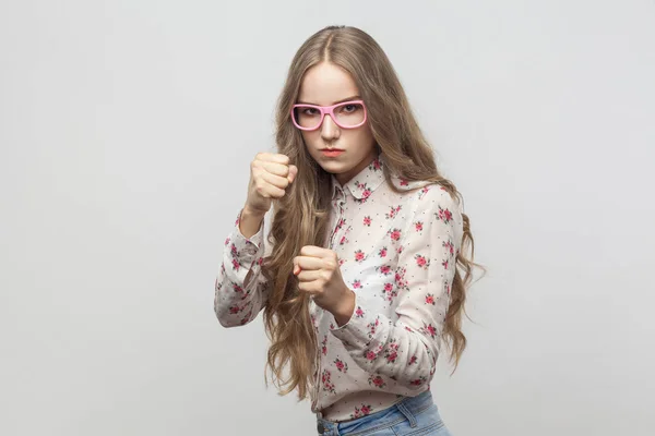 Kameraya Bakarak Muharebe Poz Poz Pembe Gözlük Tehlikeli Genç Kadın — Stok fotoğraf