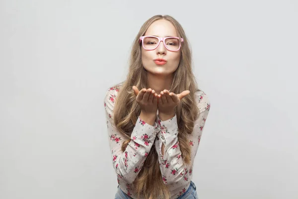 Donna Bionda Che Invia Baci Aerei Alla Macchina Fotografica Con — Foto Stock