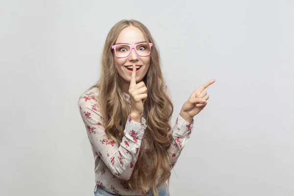 Fericit Frumoasă Femeie Tânără Care Arată Degetul Spațiul Copiere Uită — Fotografie, imagine de stoc