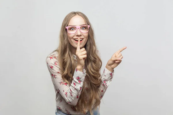 Glücklich Schöne Junge Frau Zeigt Den Finger Auf Kopierraum Und — Stockfoto