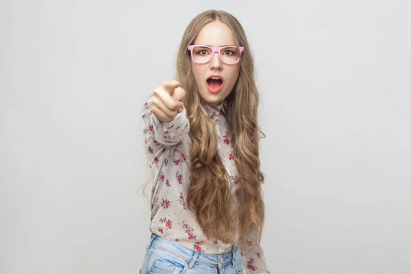 Kvinna Med Chockad Uttryck Och Öppnade Munnen Pekande Finger Kamera — Stockfoto