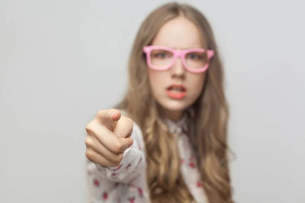 Şok Ifade Açık Ağız Işaret Parmağı Kamera Kadınla — Stok fotoğraf