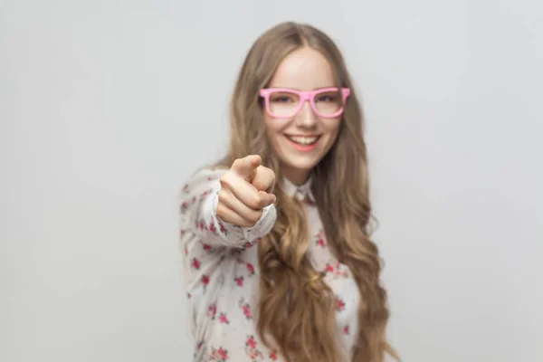 Fixe Menina Adolescente Apontando Dedo Para Câmera Dente Sorrindo Estúdio — Fotografia de Stock