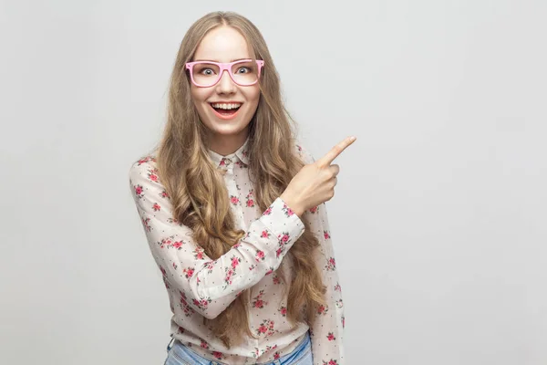 Feliz Joven Mujer Mostrando Dedo Espacio Copia Mirando Cámara Fondo — Foto de Stock