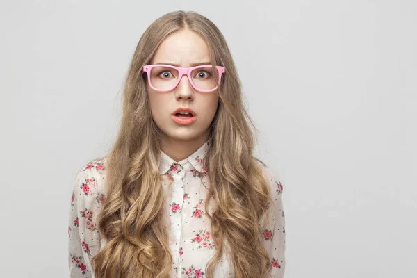 Frau Mit Großen Augen Blickt Mit Geschocktem Gesicht Die Kamera — Stockfoto