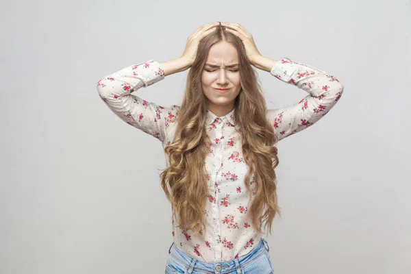 不快乐的金发女人抚摸头部和有偏头痛 头痛概念 — 图库照片