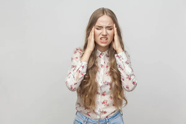 Ongelukkig Blonde Vrouw Aanraken Van Hoofd Met Migraine Hoofdpijn Concept — Stockfoto