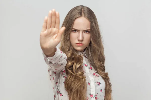 Rage Ung Kvinna Visar Stoppskylt Kameran Grå Bakgrund — Stockfoto