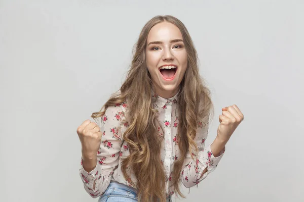 Mulher Loira Emocional Gritando Tendo Olhar Felicidade — Fotografia de Stock