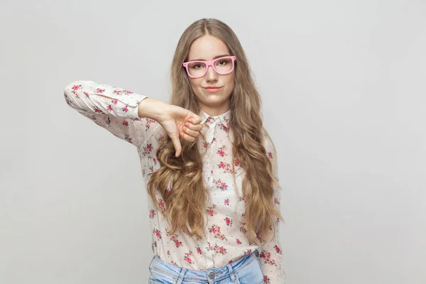 Hermosa Mujer Demostrando Desagrado Signo Sobre Fondo Gris — Foto de Stock