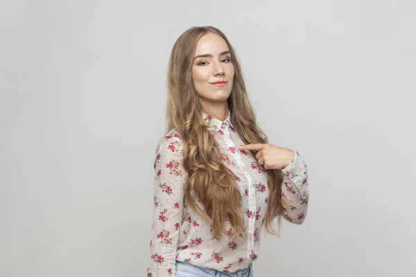 Orgullosa Mujer Señalando Con Dedo Mismo Mirando Cámara Sobre Fondo — Foto de Stock