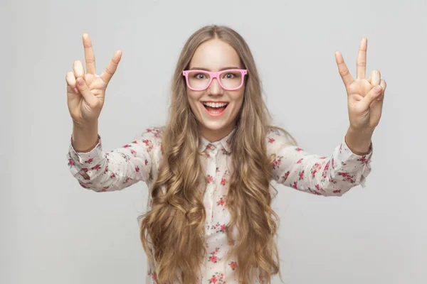 Vacker Ung Kvinna Visar Fred Tecken Och Toothy Leende Grå — Stockfoto