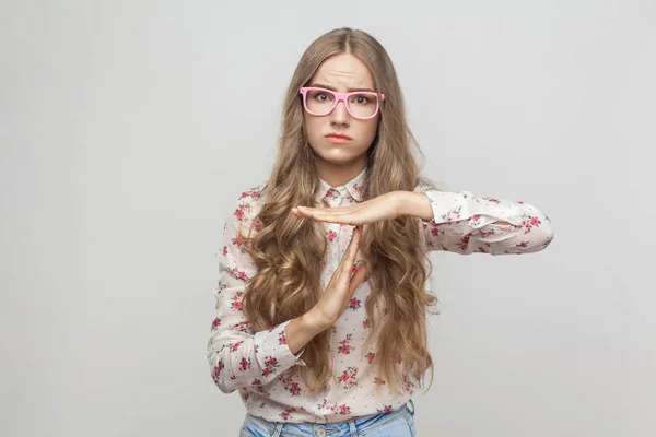 Mulher Loira Com Penteado Encaracolado Óculos Rosa Mostrando Sinal Tempo — Fotografia de Stock