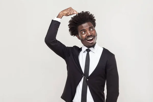 Feliz Empresário Afro Americano Tocando Cabeça Por Dedo Conceito Ideia — Fotografia de Stock