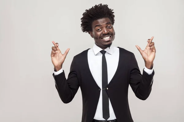 Homem Feliz Mostrando Sinais Boa Sorte Fundo Cinza — Fotografia de Stock