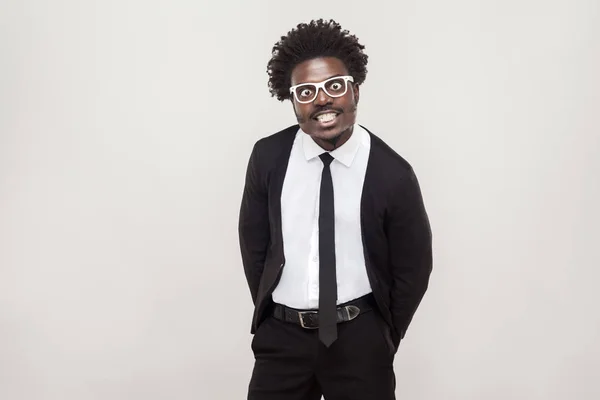Αφρικανική Αμερικανική Άνθρωπος Λευκό Γυαλιά Μορφασμούς Στην Κάμερα — Φωτογραφία Αρχείου