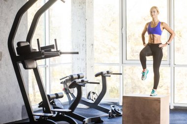 Küp içinde jimnastik salonu, crossfit kavramı üzerinde adım kadın 
