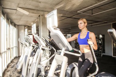 eğitmen sarışın kadın fitness Club eliptik eğitmen eğitimi  