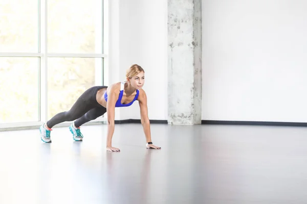 Blond Kvinna Gör Plankan Fitness Klubben — Stockfoto