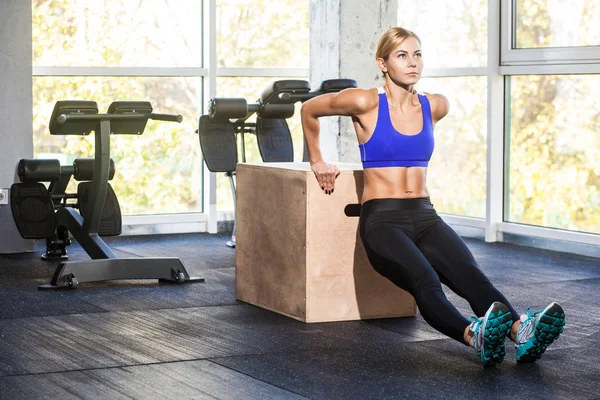 Kvinnan Gör Omvänd Push Triceps Och Biceps Crossfit Kub Gymmet — Stockfoto