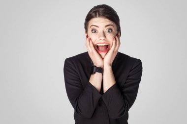 iyi giyimli Yöneticisi açık ağız kameraya gri arka plan üzerinde seyir ile şok 